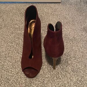 Wine red pumps with gold heel